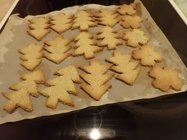 Domowe Słodkie Pieczenie Tradycyjnych Ciasteczek Świątecznych — Zdjęcie stockowe