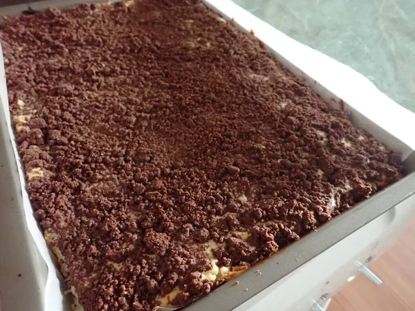 Backen Von Süßem Hausgemachtem Schokoladenkuchen Auf Einem Blech — Stockfoto
