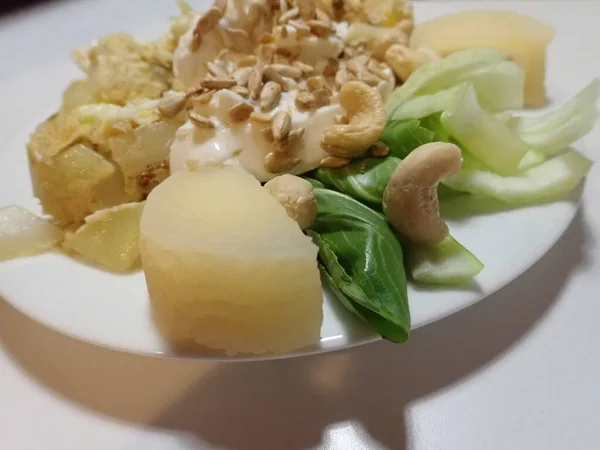 Свежий Овощной Салат Яйцами — стоковое фото