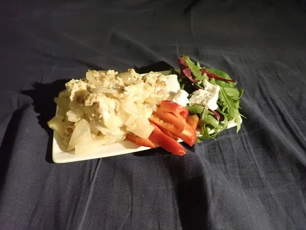 新鮮なヘルシーな野菜サラダに卵 — ストック写真