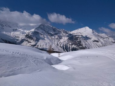 Avusturalya Alplerinde kışı sıçrayan raurisertal manzarası