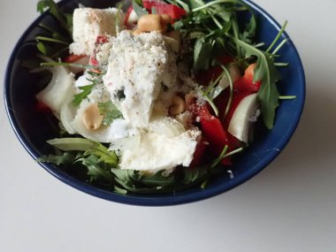 Kremalı karışık sebze salatası.