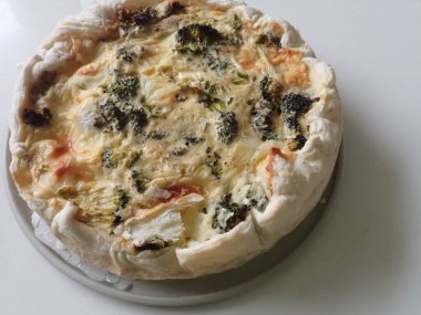 Peynirli ve yumurtalı ev yapımı sebzeli brokoli. 