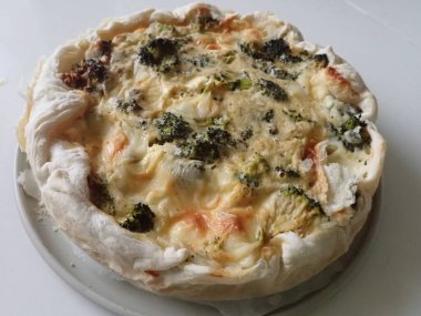 Peynirli ve yumurtalı ev yapımı sebzeli brokoli. 