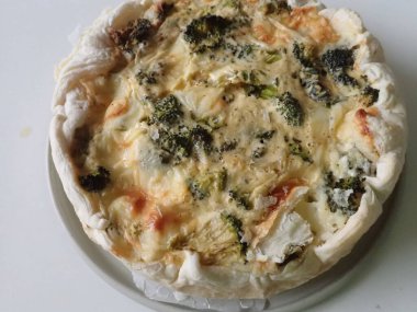 Peynirli ve yumurtalı ev yapımı sebzeli brokoli. 