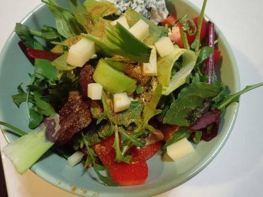 Tabakta taze sebze salatası.