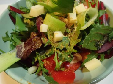 Tabakta taze sebze salatası.