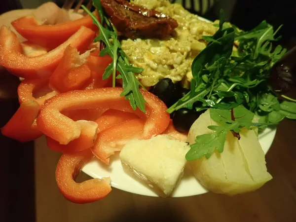 Frische Portion Gemüsesalat Auf Einer Platte — Stockfoto