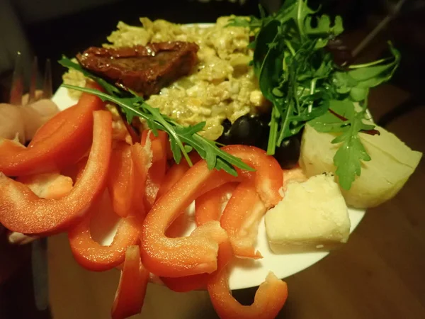 Tabakta Taze Sebze Salatası — Stok fotoğraf
