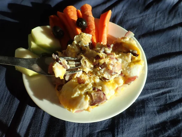 Porción Huevos Revueltos Con Varias Verduras — Foto de Stock