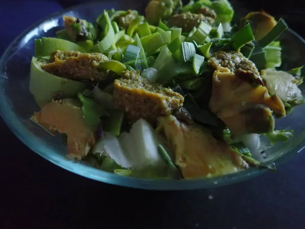 Tabakta Servis Edilen Karışık Sebze Salatası — Stok fotoğraf