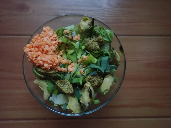混合蔬菜沙拉中放在盘子里的部分 — 图库照片