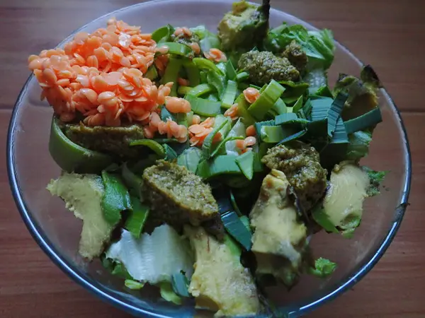 Portion Salade Légumes Mélangés Servie Dans Une Assiette — Photo