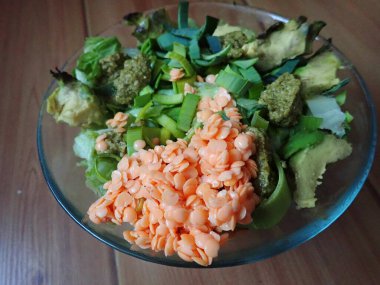 Tabakta servis edilen karışık sebze salatası.