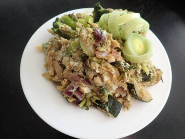 Çeşit çeşit sebzeli omlet.