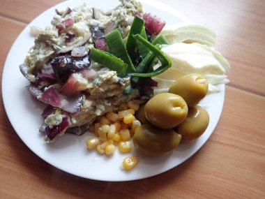 Çeşit çeşit sebzeli omlet.