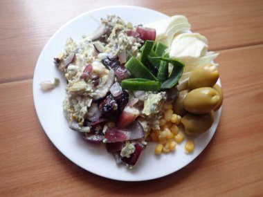 Çeşit çeşit sebzeli omlet.