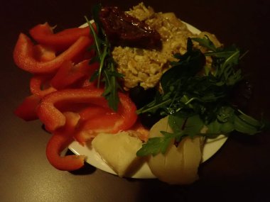 Tabakta taze sebze salatası.