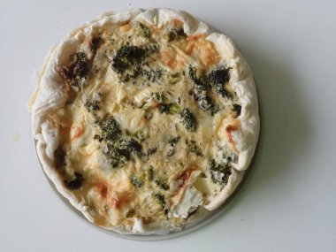 Peynirli ve yumurtalı ev yapımı sebzeli brokoli. 