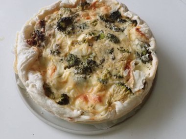 Peynirli ve yumurtalı ev yapımı sebzeli brokoli. 