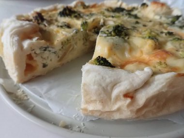 Peynirli ve yumurtalı ev yapımı sebzeli brokoli. 