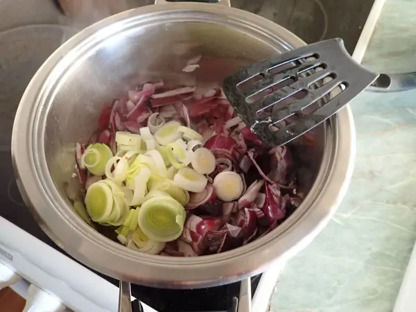 Cozimento Caseiro Uma Sopa Legumes Com Ingredientes Frescos — Fotografia de Stock