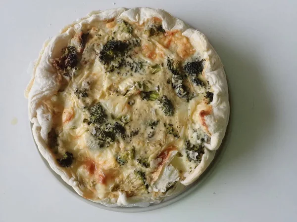 Peynirli ve yumurtalı ev yapımı sebzeli brokoli. 