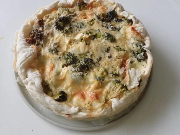 Peynirli ve yumurtalı ev yapımı sebzeli brokoli. 