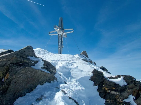オーストリアのアルプ山脈で冬の冒険スキー — ストック写真