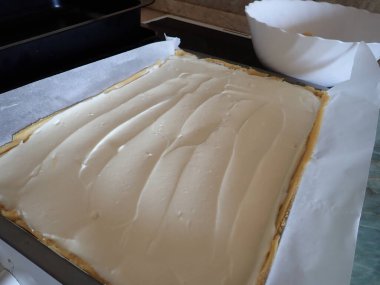 Lezzetli bir peynirli kekin ev yapımı pişirmesi.