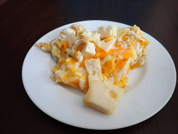 Скреблені Яйця Овочами Подані Тарілці Сніданок — стокове фото