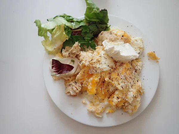 Θέση Των Αυγών Κρυπτογράφησης Σαλάτα Ένα Πιάτο — Φωτογραφία Αρχείου