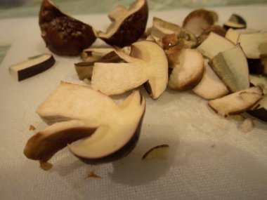 Mutfakta ev yapımı sebze çorbası pişirmek.