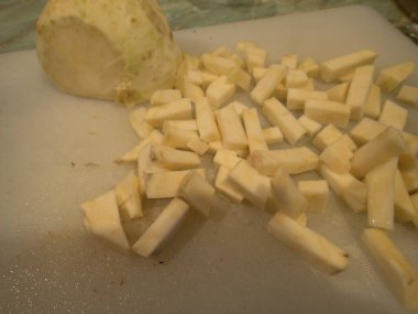 Mutfakta ev yapımı sebze çorbası pişirmek.