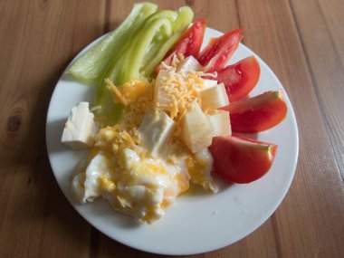 Bir tabakta peynirli ve sebzeli omlet.