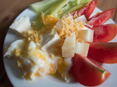 Bir tabakta peynirli ve sebzeli omlet.