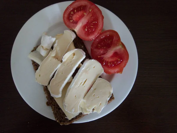 Tabakta Peynir Sebzeli Sandviç — Stok fotoğraf