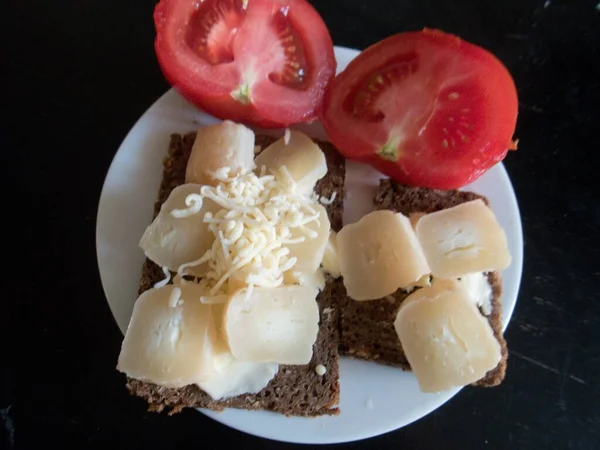 Sandwich Mit Käse Und Gemüse Auf Einem Teller — Stockfoto