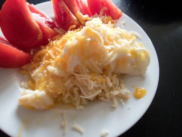 炒鸡蛋 奶酪和蔬菜放在盘子里 — 图库照片