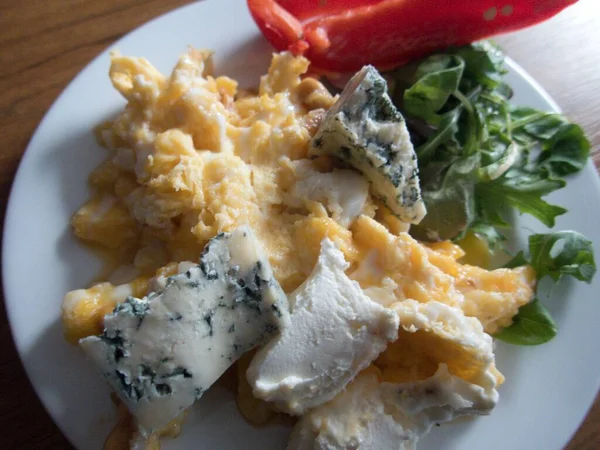 Bir tabakta peynirli ve sebzeli omlet.