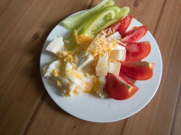 Telur Orak Arik Dengan Keju Dan Sayuran Atas Piring — Stok Foto