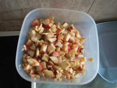 Mutfakta ev yapımı tatlı elmalı ve kuarklı turta.