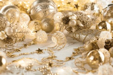 Noel ve yeni yıl arkaplanı altın beyazı ve bej renklerde. Noel süslemesi