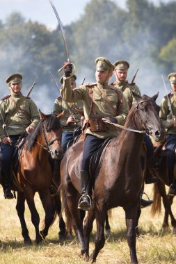 Gumbinenne Savaşı 'nın yeniden inşası. Süvariler, askeri selamlar. Gusev şehri Kaliningrad bölgesi.
