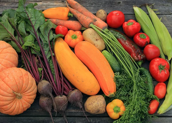 暗い背景にさまざまな多色の野菜や果物 木の板 — ストック写真