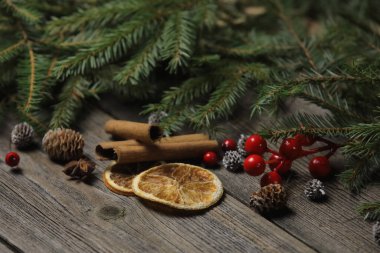 Ahşap arka planda farklı yemek elementleriyle noel dekorasyonunun bir parçası.