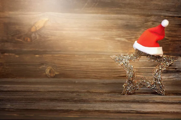 Χριστουγεννιάτικο Αστέρι Κοντά Ένα Καπέλο Santa Claus Χριστουγεννιάτικη Διακόσμηση Ξύλινο — Φωτογραφία Αρχείου