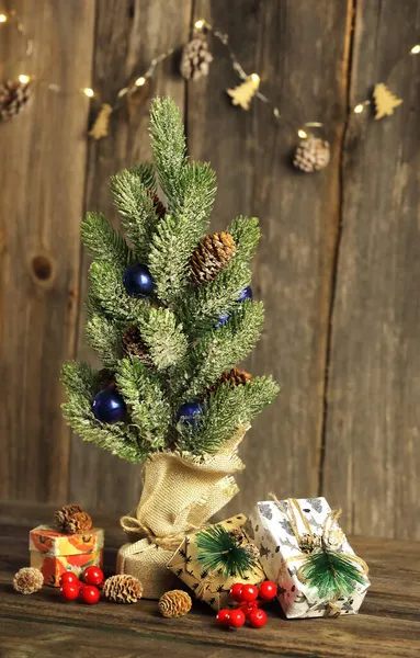 Χριστουγεννιάτικα Στολίδια Άνετο Εσωτερικό Χριστουγεννιάτικο Δέντρο Στο Περίπτερο Στο Ξύλινο — Φωτογραφία Αρχείου