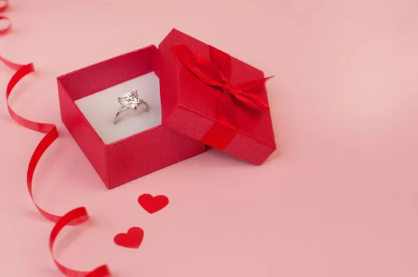 Red Box White Gold Ring Precious Stone Pink Background Confetti — Stock Photo, Image
