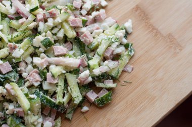 Karışık salatalık, salatalık, dereotu, yumurta, sosis, turplar ahşap kesim tahtasının üzerinde.